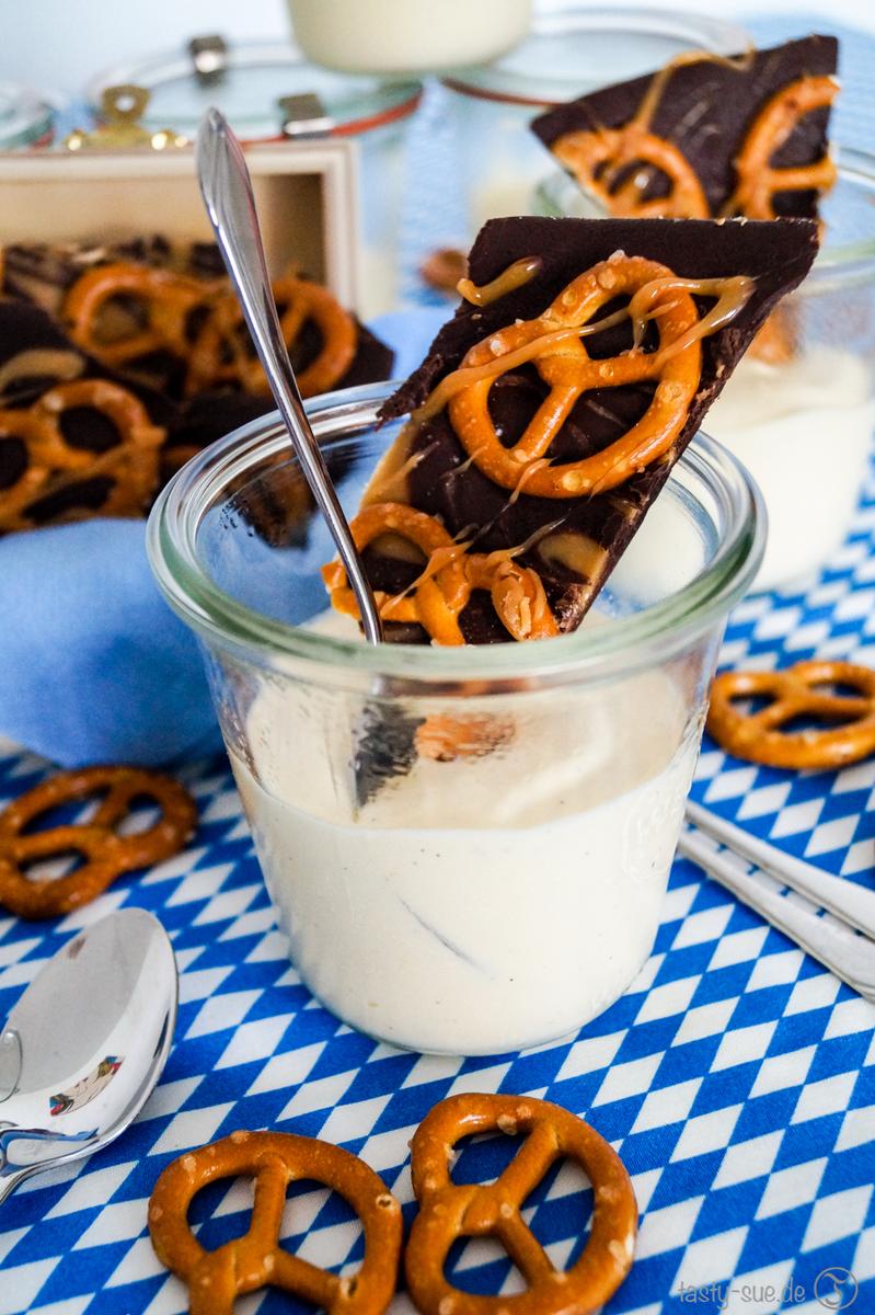 Rezeptbild: Bayrisch Creme mit Karamell-Brezel-Schokolade