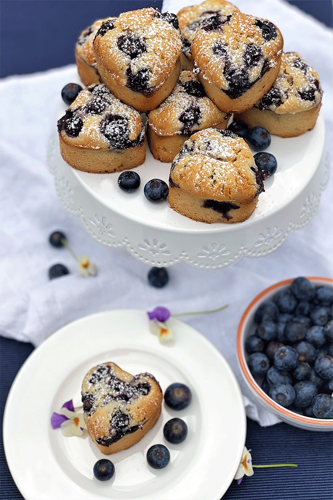 Rezeptbild: Financiers aux myrtilles – Kleine Mandelkuchen mit Blaubeeren aus Frankreich