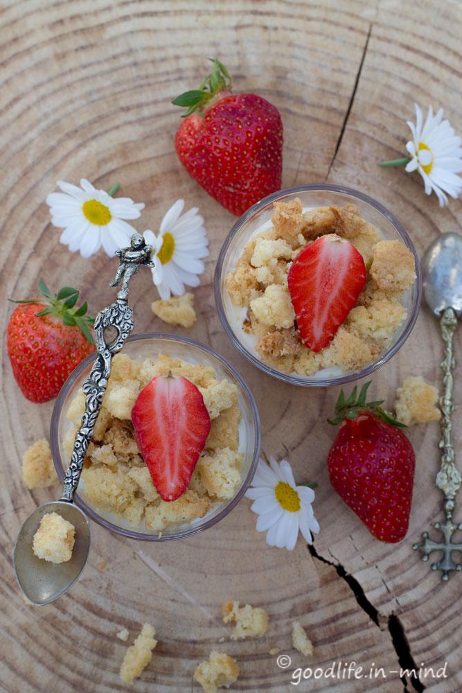 Rezeptbild: Quark-Erdbeer-Kuchen im Glas mit Streuseln