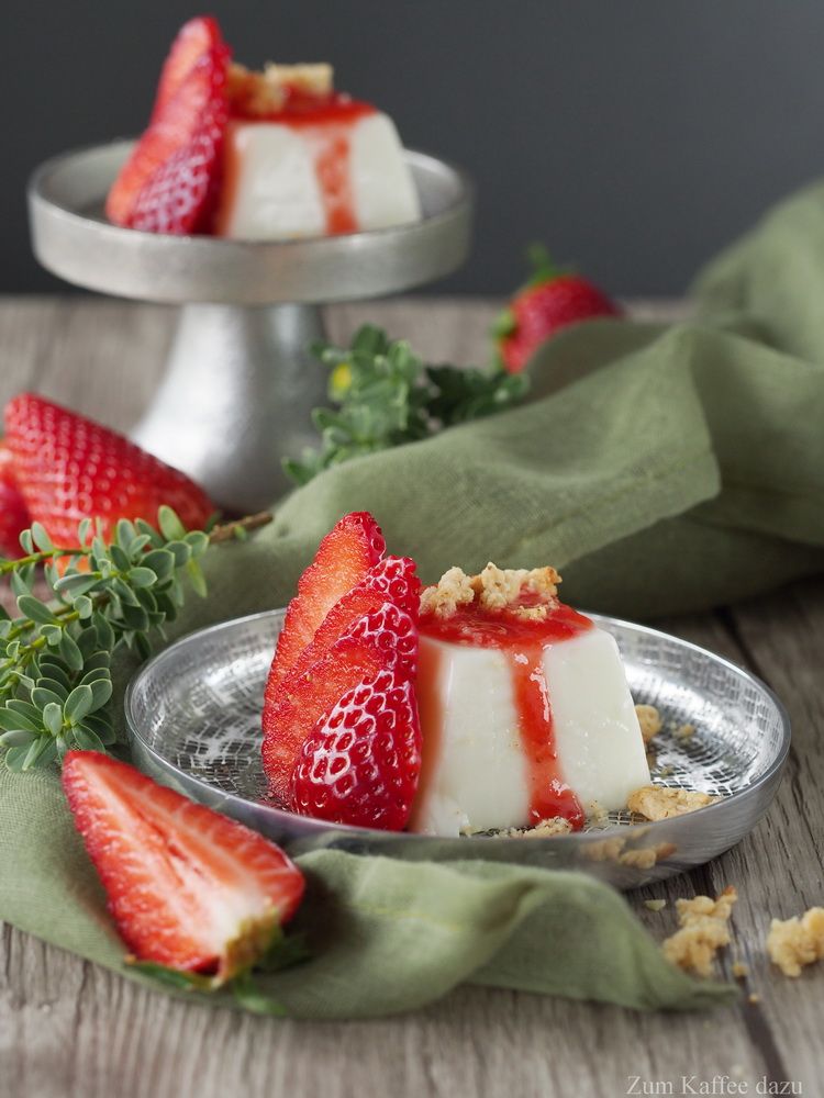 Rezeptbild: Buttermilch-Panna Cotta mit Erdbeeren