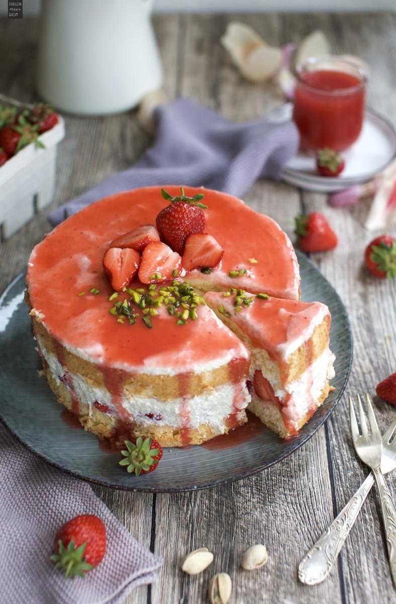 Rezeptbild: Erdbeer-Biskuit-Torte mit Joghurt