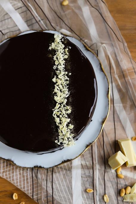 Rezeptbild: Mirror-Glaze-Torte mit Schokolade und Erdnuss-Karamell