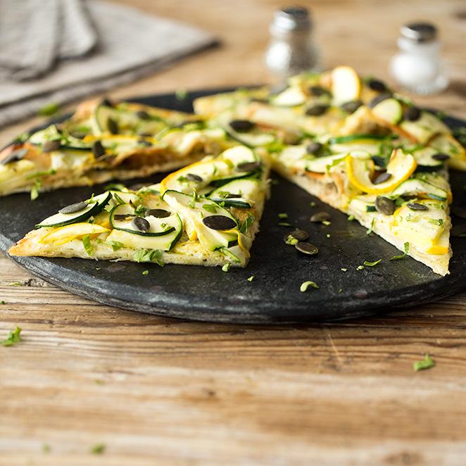 Rezeptbild: Zucchini-Flammkuchen mit Kürbiskernen