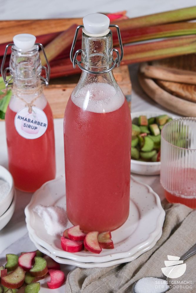 Rezeptbild: Rhabarber Sirup mit Geschenketiketten