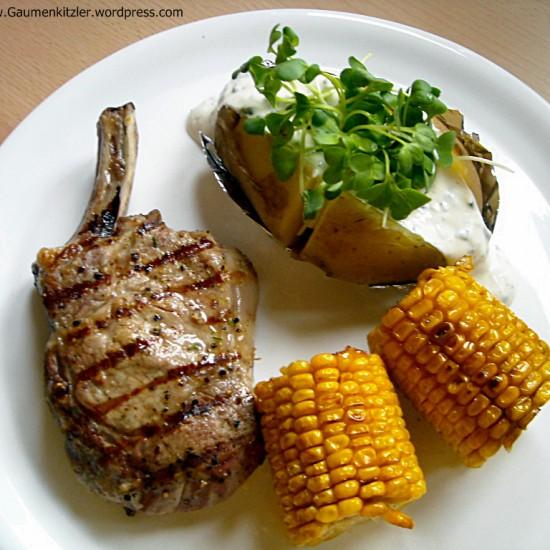 Rezeptbild: Kalbskotelett mit Folienkartoffel und Mais