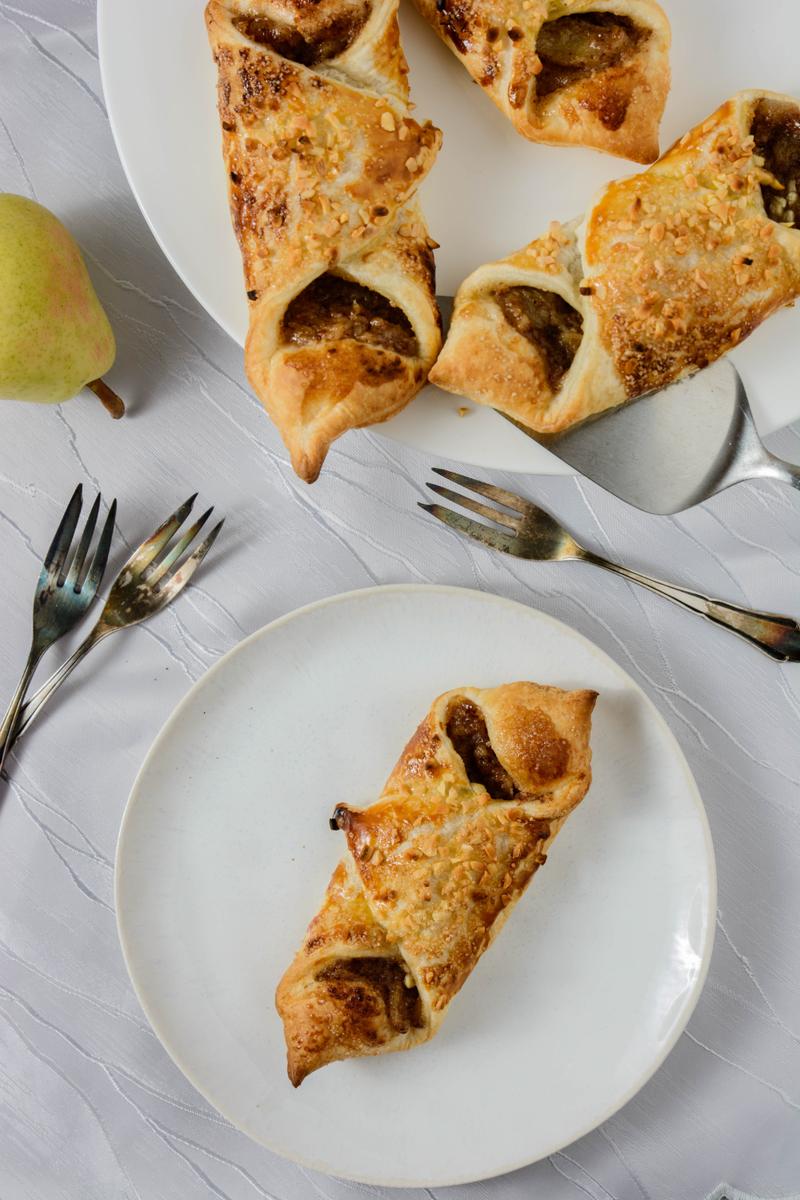 Rezeptbild: Herbstliche Birnen-Blätterteig-Schiffchen