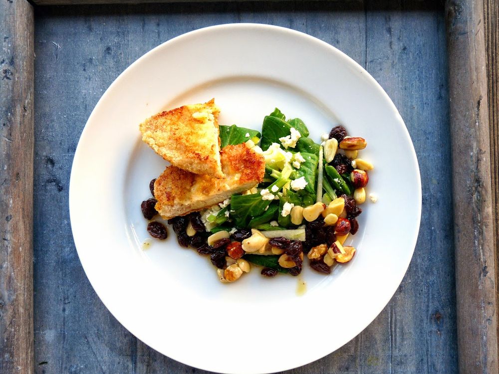 Rezeptbild: Sommerlicher Feldsalat mit Studentenfutter-Dressing
