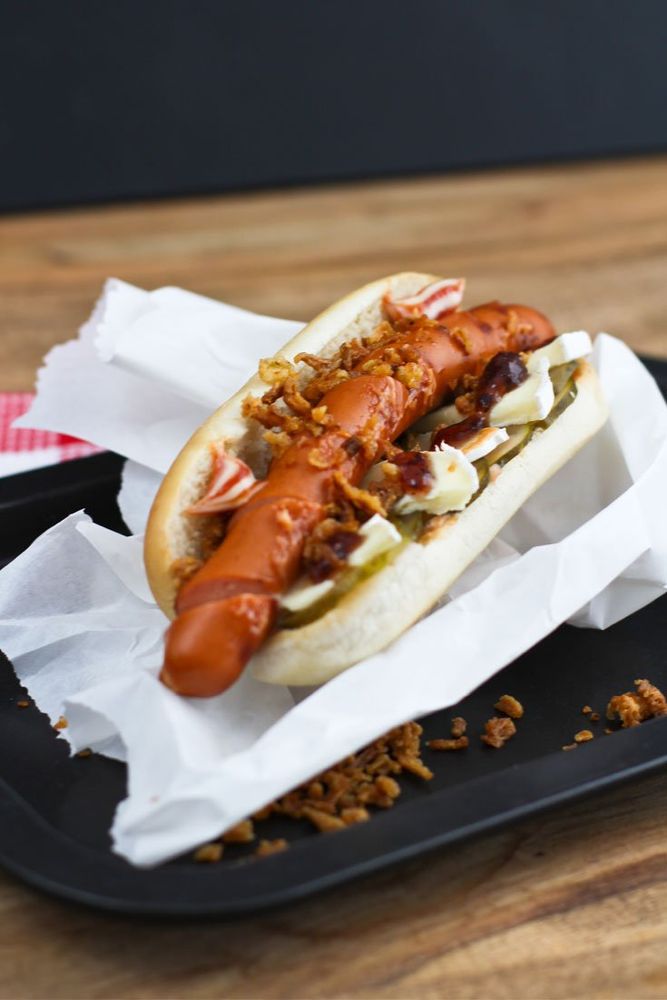 Rezeptbild: IKEA Hotdogs zubereiten: Pimpen mit Camembert und Beerensenf