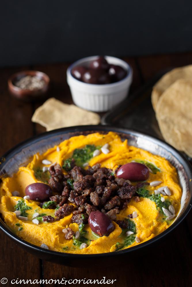 Rezeptbild: Kürbis Hummus mit Lamm und Zitronen-Petersiliensauce