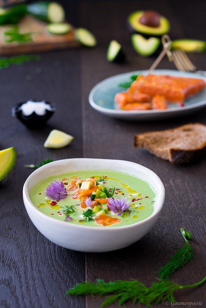 Rezeptbild: Gurken-Avocado-Kaltschale mit gegrilltem Lachs-Topping