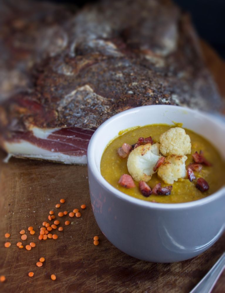 Rezeptbild: Rote Linsensuppe mit Blumenkohl und knusprigen Speck
