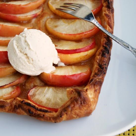 Rezeptbild: Veganer Apfelkuchen mit Eis