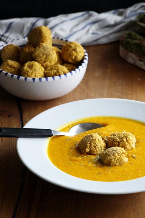 Rezeptbild: Linsen - Hirse - Bällchen mit afrikanisch inspirierter Kürbissuppe