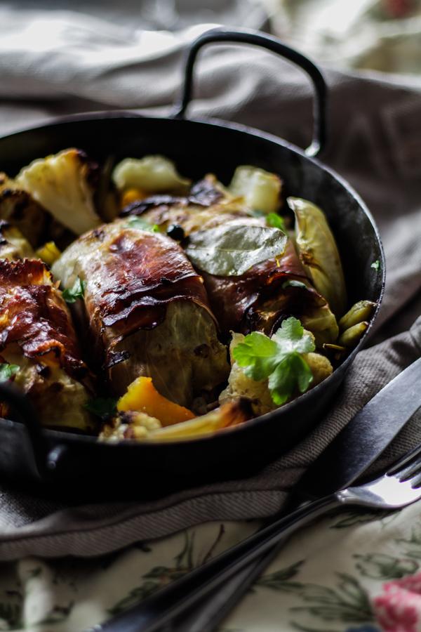 Rezeptbild: Krautrouladen mit Wintergemüse aus dem Ofen