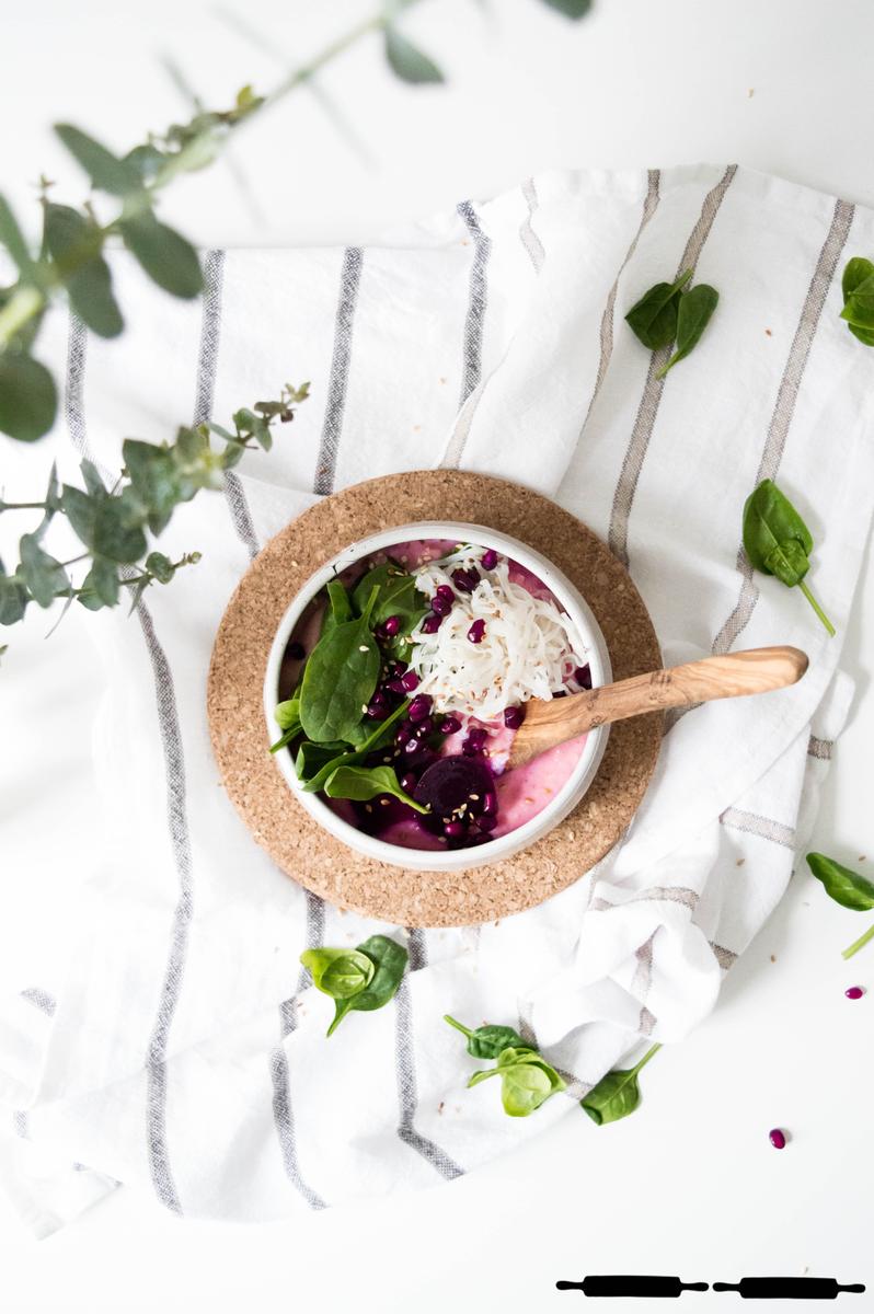 Rezeptbild: vegane rote Beete Suppe mit Blumenkohl 