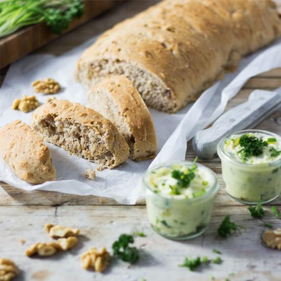 Rezeptbild: Walnuss-Brot mit selbstgemachter Kräuterbutter
