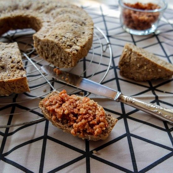 Rezeptbild: Mehrkornbrot als Gugelhupf mit veganem Mett