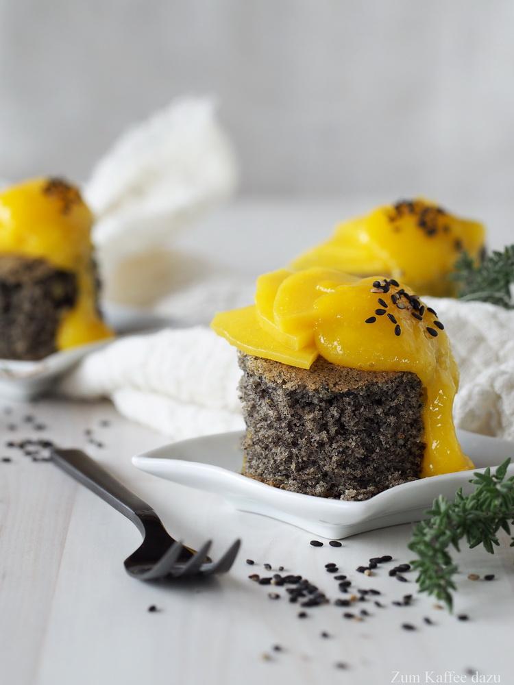 Rezeptbild: Schwarzer Sesamkuchen mit Mango