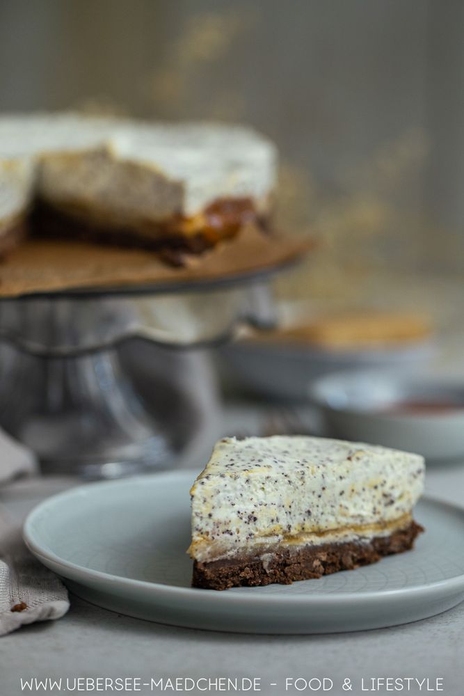 Rezeptbild: Mascarponetorte ohne Backen mit Aprikose Marzipan