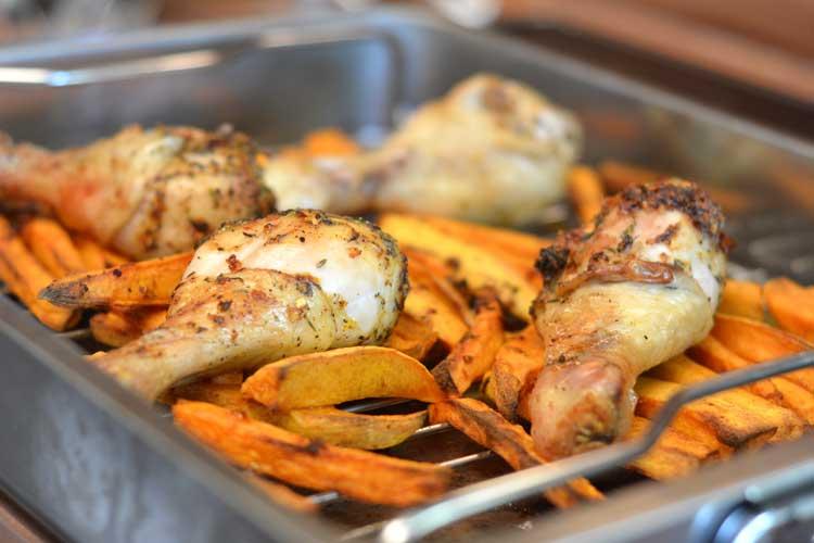 Rezeptbild: Spicy Hühnerkeulen mit Süßkartoffel-Pommes