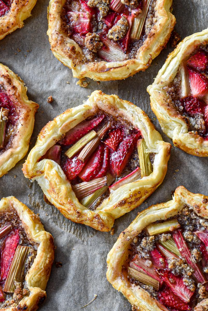 Rezeptbild: Mini Galette mit Rhabarber und Erdbeeren