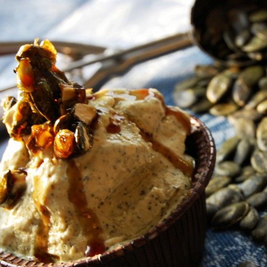 Rezeptbild: Kürbiskern-Eis mit Kürbiskern-Kardamom-Krokant