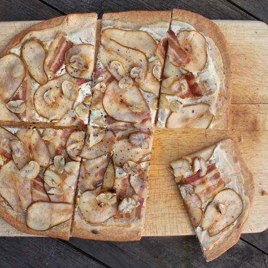 Rezeptbild: Birnen-Speck-Flammkuchen mit Maronen