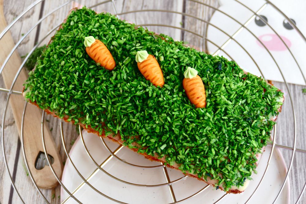 Rezeptbild: Kleiner Orangen-Möhrenkuchen mit einfacher Osterdekoration