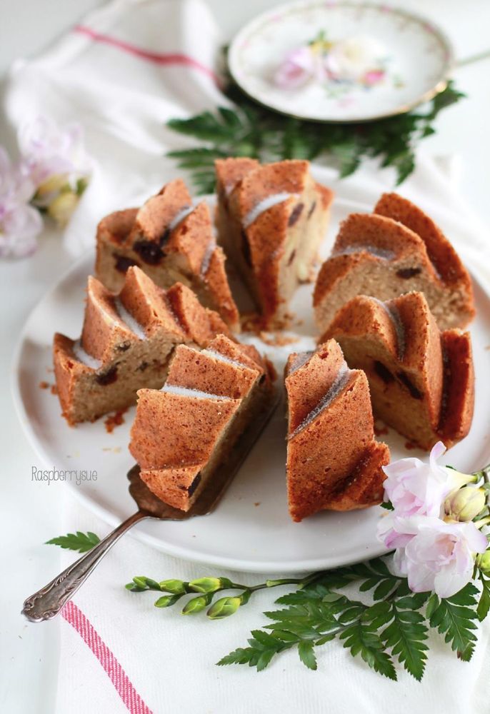 Rezeptbild: Apfelmuskuchen mit Kirschen und Mandeln