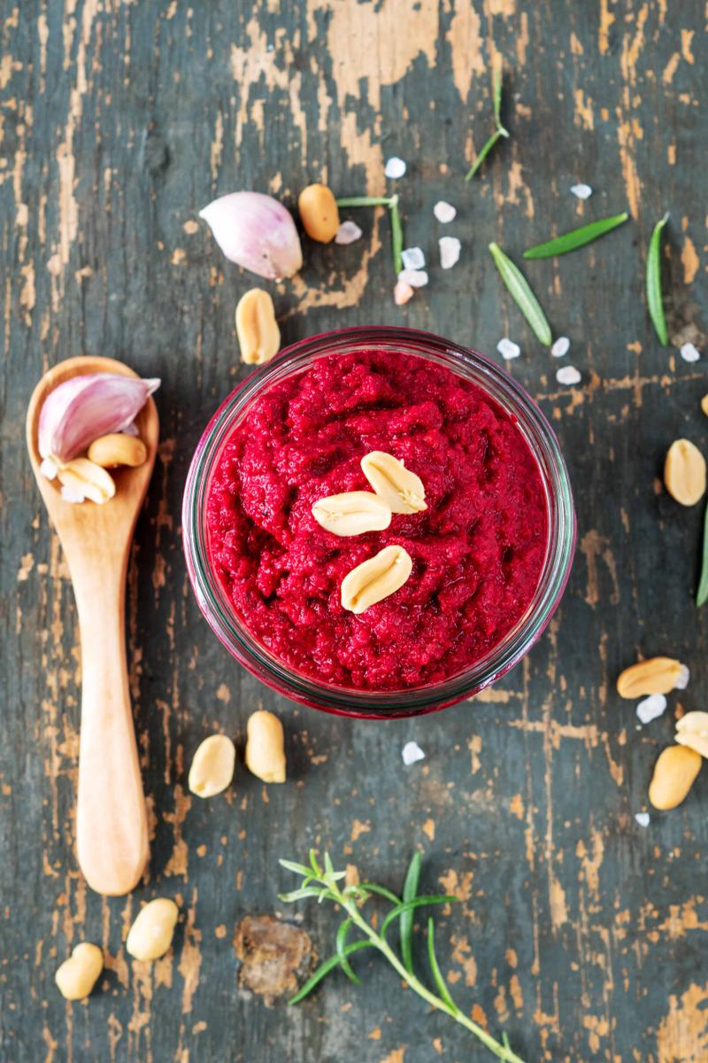 Rezeptbild: Rote Beete Pesto mit gerösteten Erdnüssen