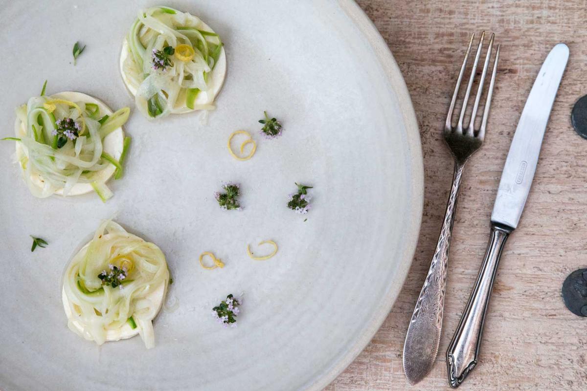 Rezeptbild: Meikaas mit sautierten Spargelspaghetti