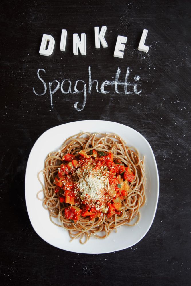 Rezeptbild: Dinkel Spaghetti Napoli mit veganem Parmesan