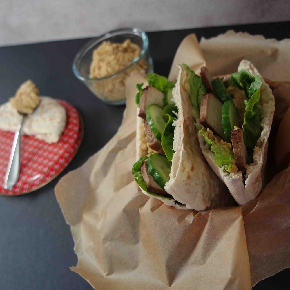 Rezeptbild: Pita mit Hummus und Räuchertofu 