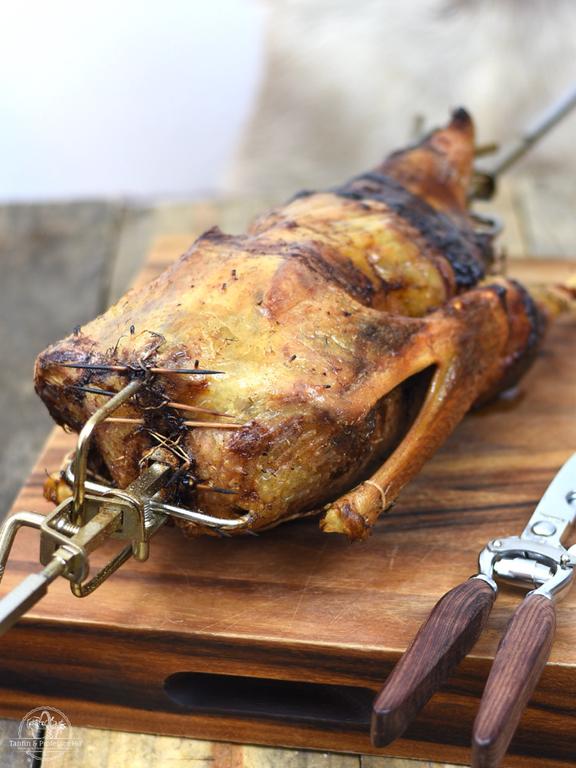 Rezeptbild: Gans vom Grill mit Rotkohl und Moosbeeren-Kompott