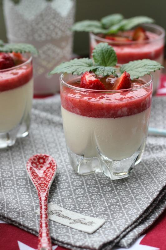 Rezeptbild: Holunderblüten Panna Cotta mit Erdbeerspiegel 