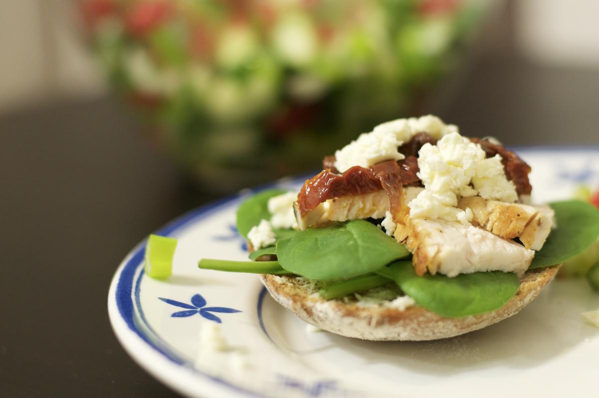 Rezeptbild: Hähnchen-Sandwich mit leckerem Tomaten-Minz-Salat
