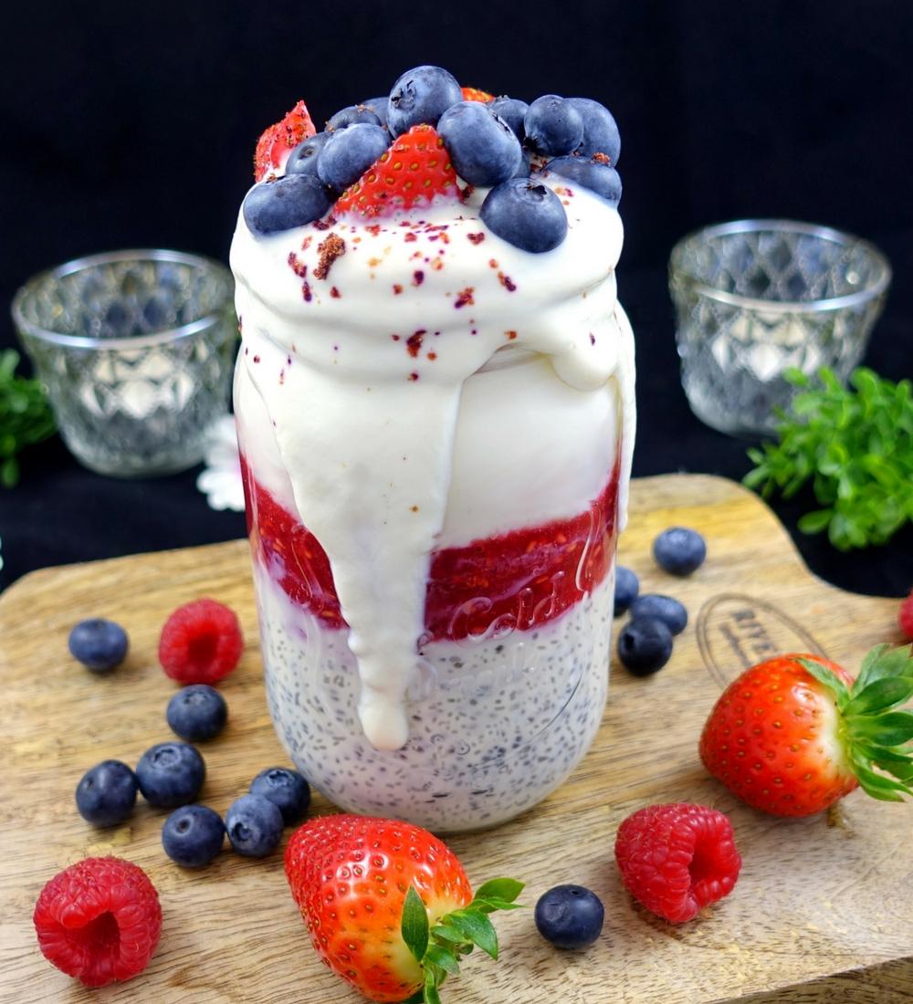 Rezeptbild: Low Carb Chia-Pudding mit Joghurt und Früchten