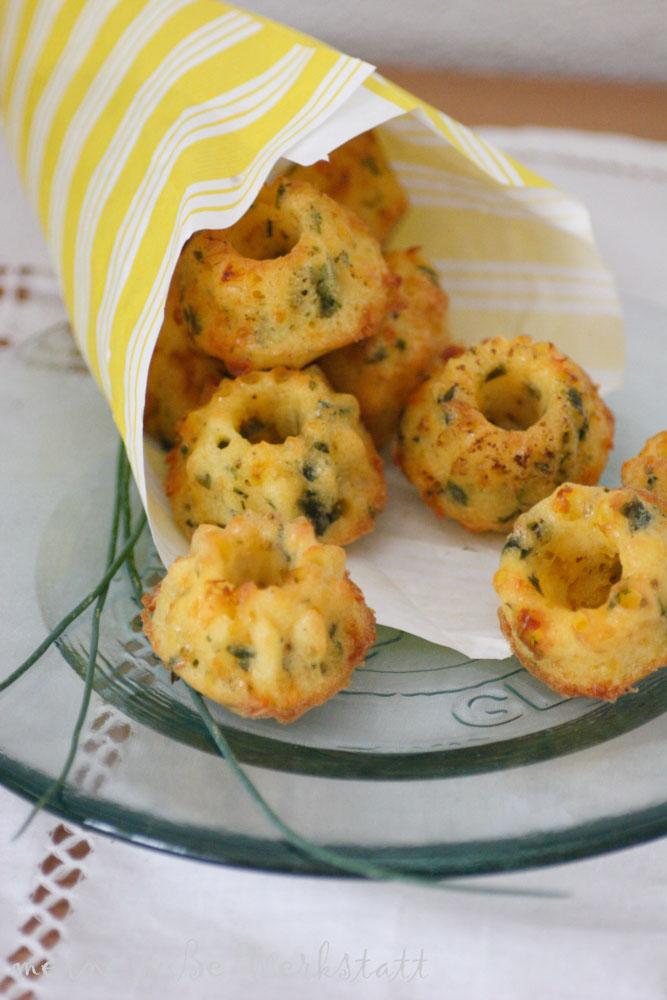 Rezeptbild: Minigugl mit Kräutern und Käse