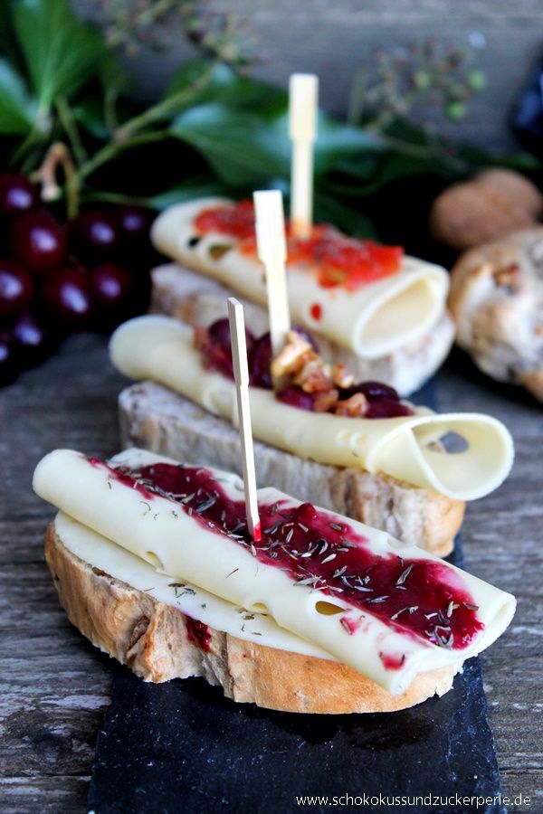 Rezeptbild: Walnussbrot mit dreierlei Käseaufstrich