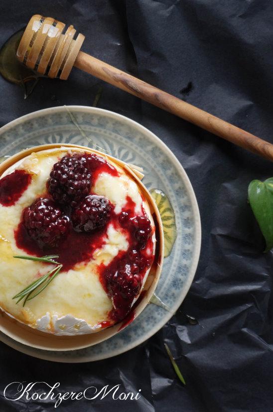 Rezeptbild: Backcamembert mit Balsamico Brombeeren