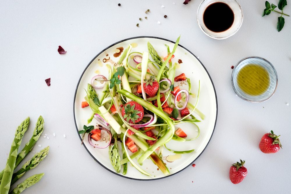 Rezeptbild: Spargel-Erdbeer-Salat