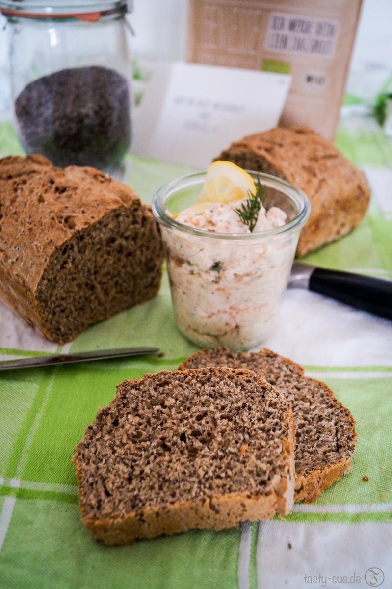 Rezeptbild: Leckeres Chia Brot mit feiner Räucherlachsmousse