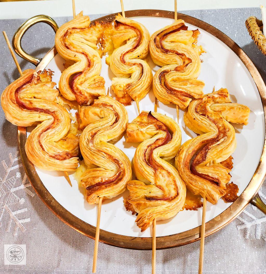 Rezeptbild: Blaetterteig Schlangen mit Schinken und Kaese