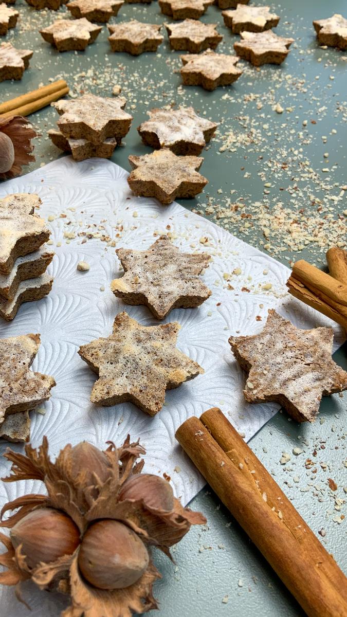 Rezeptbild: Saftige low carb Zimtsterne ohne Zucker