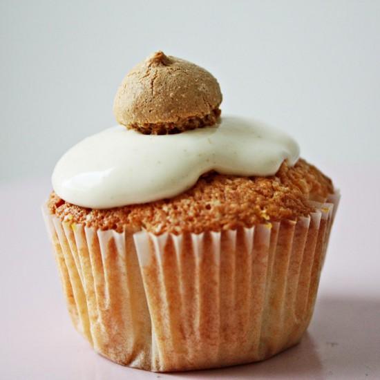 Rezeptbild: Kokos Ingwercupcake mit Kürbisherz, Ingwericing und Amarettokrone