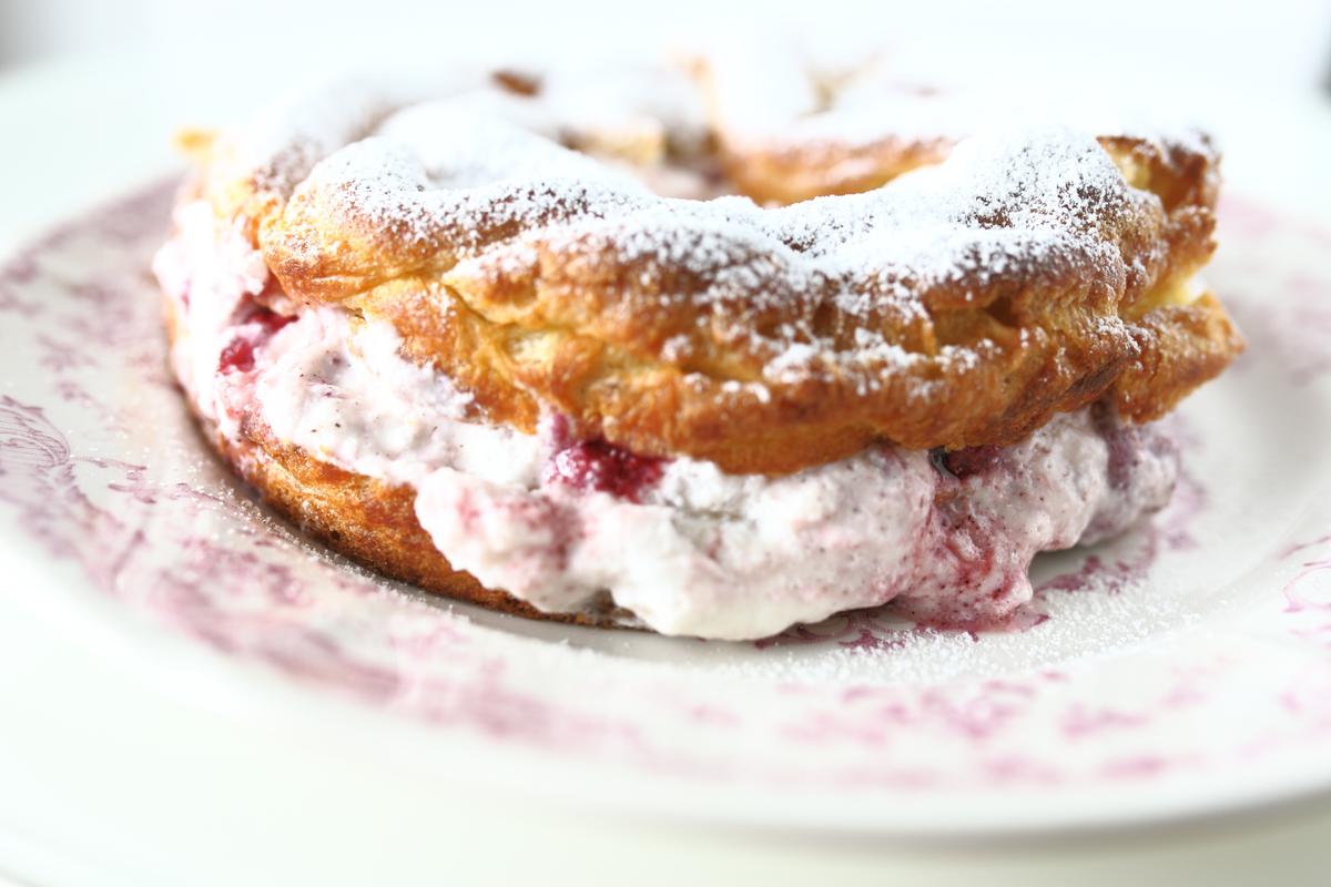 Rezeptbild: Brandteigkranz mit Ricotta-Beeren-Füllung