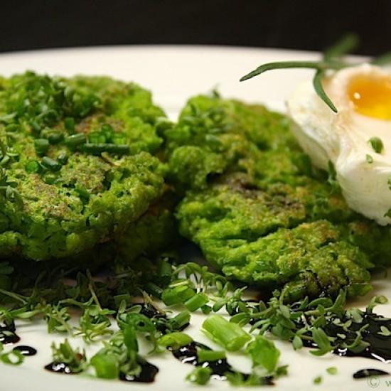 Rezeptbild: Erbsenpfannkuchen mit pochiertem Ei