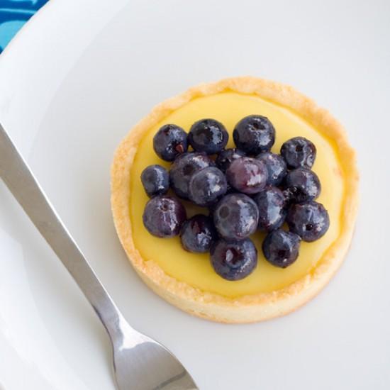 Rezeptbild: Zitronen Tartlets mit Heidelbeeren