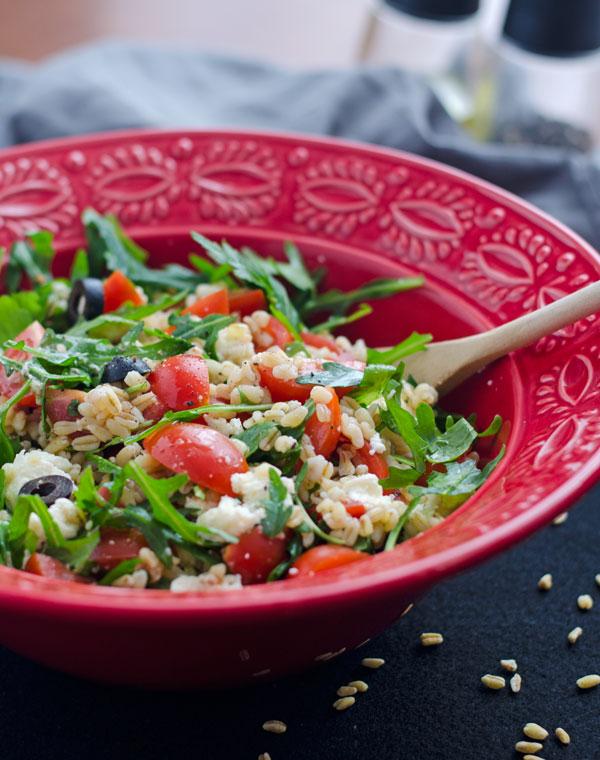 Rezeptbild: Zartweizen Salat mit Rucola, Tomaten, Oliven und Mozzarella