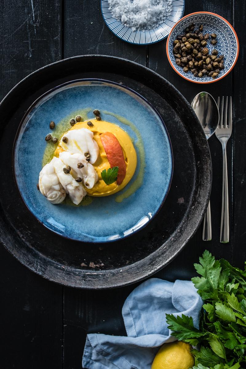 Rezeptbild: IN OLIVENÖL CONFIERTER SEETEUFEL, BOHNENPÜREE MIT KÜRBIS UND KNOBLAUCH, KNUSPRIGE KAPERN